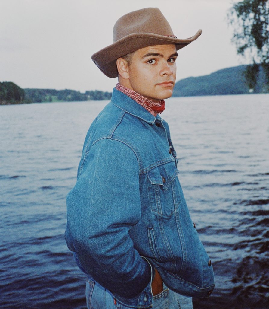 Bilde av Tobias Sten med Cowboy hatt foran sjøen